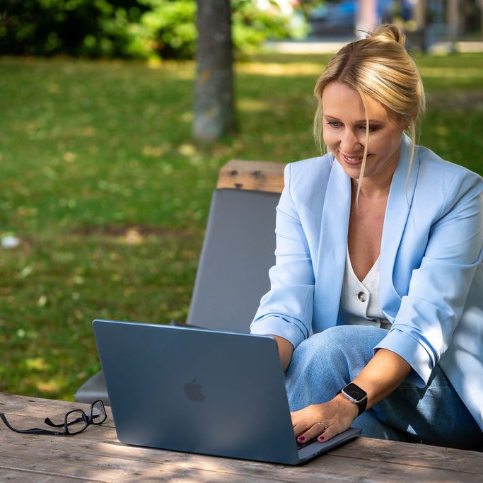 Julia Weber von JuWel Consulting bei der Beratung zur Einführung von Microsoft Copilot in Unternehmen.